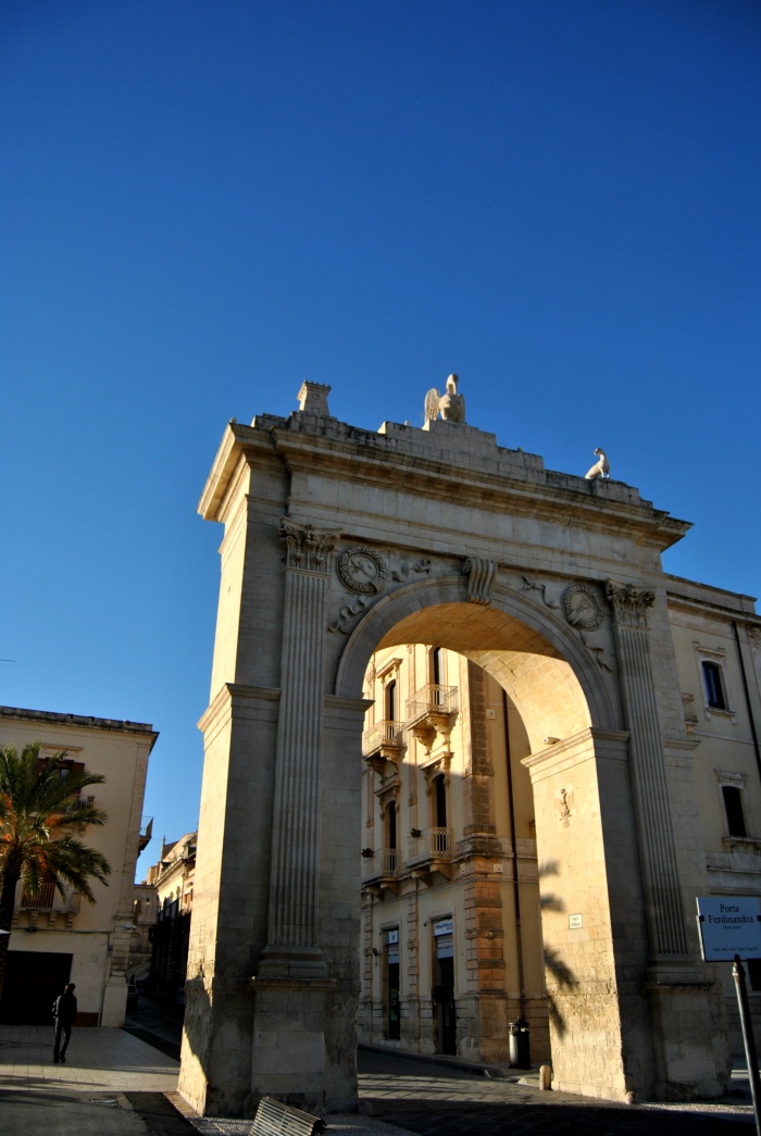 noto, intrarea in orasul vechi, sicilia